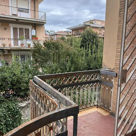 Ampio Su Due Piani Immerso Nel شقة